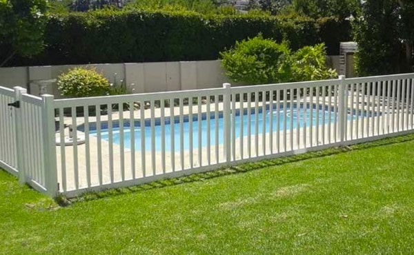 clôture PVC piscine